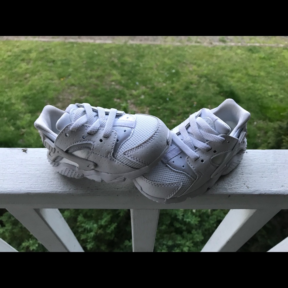 White Nike huarache sneakers. Kids/toddler size 5c
